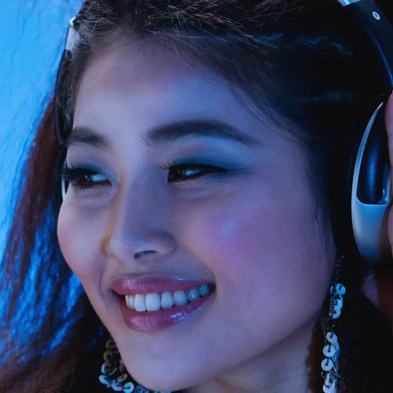 Image d'une femme avec un casque à l'écoute